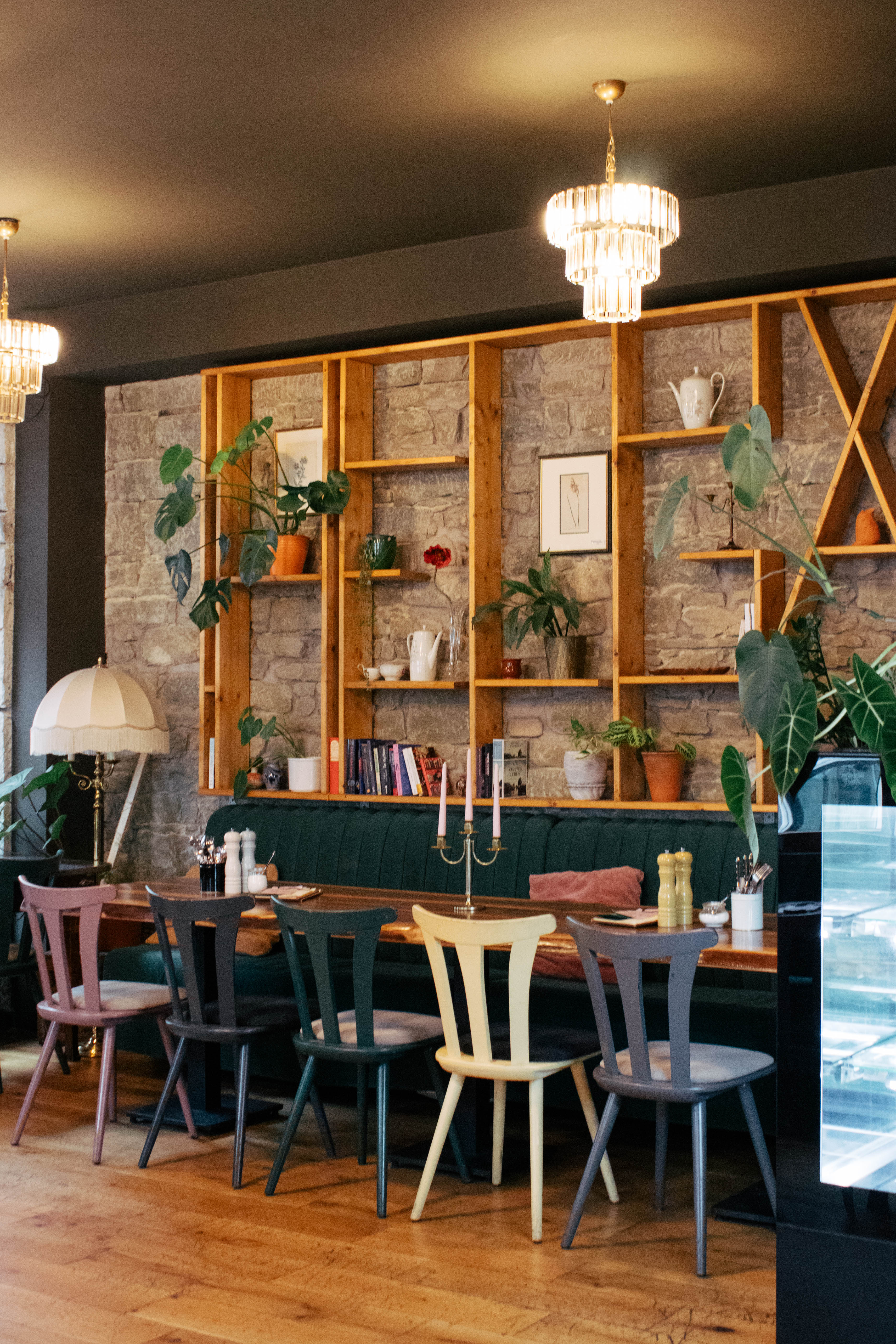 Innenraum des Cafés mit Regalen und Pflanzen