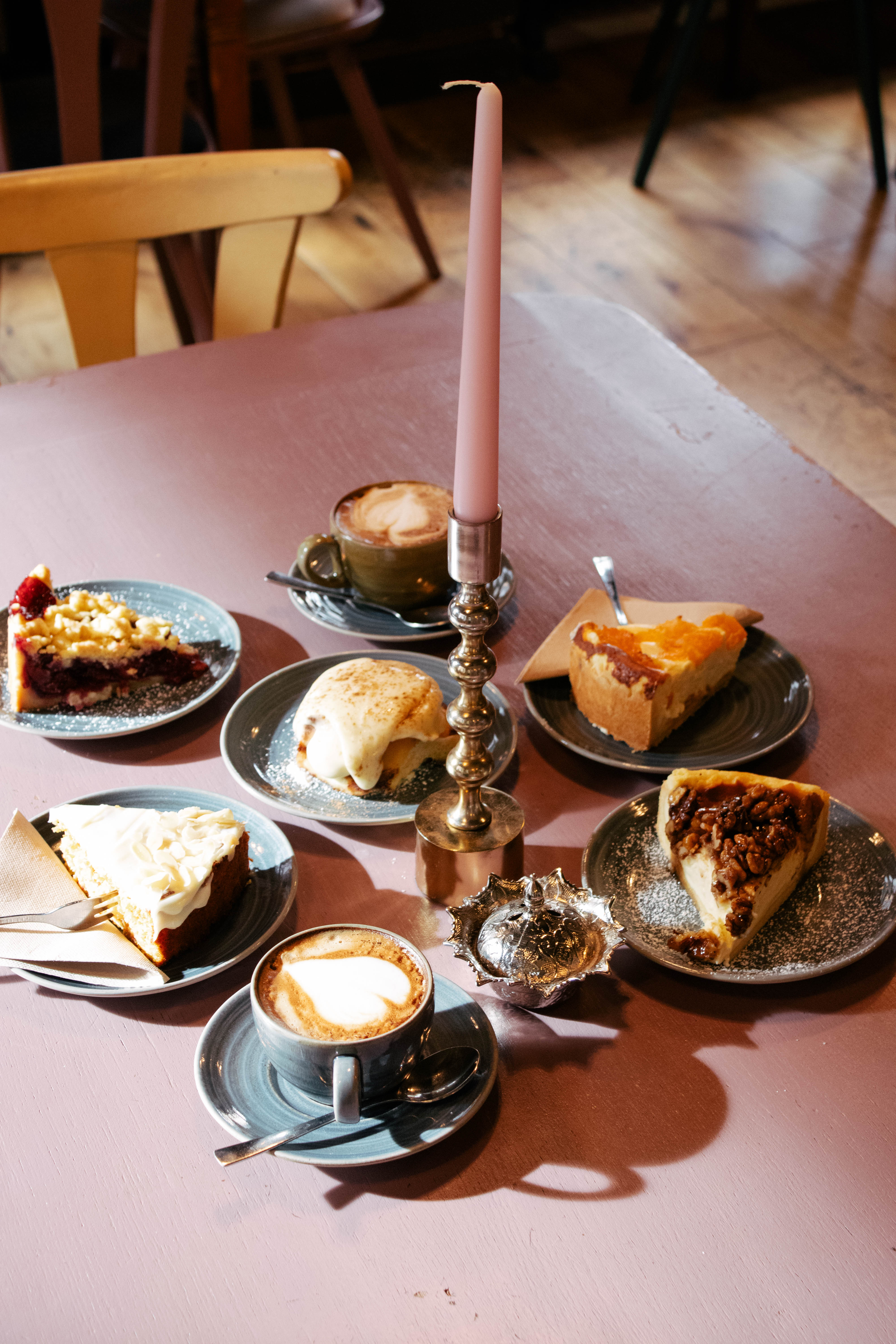 Selbst gebackene Kuchen und Cappuccino