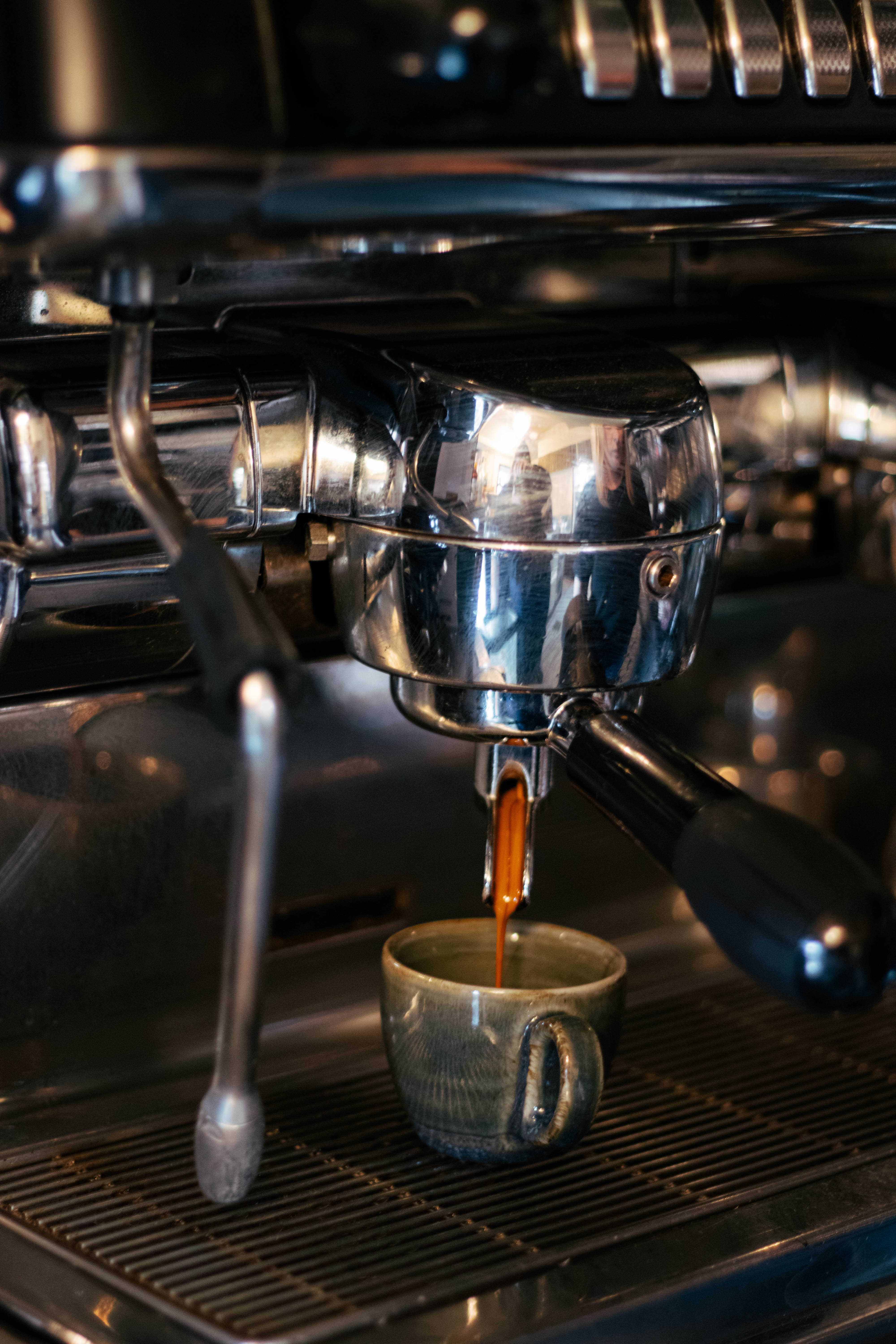 Espresso läuft aus der Siebträgermaschine