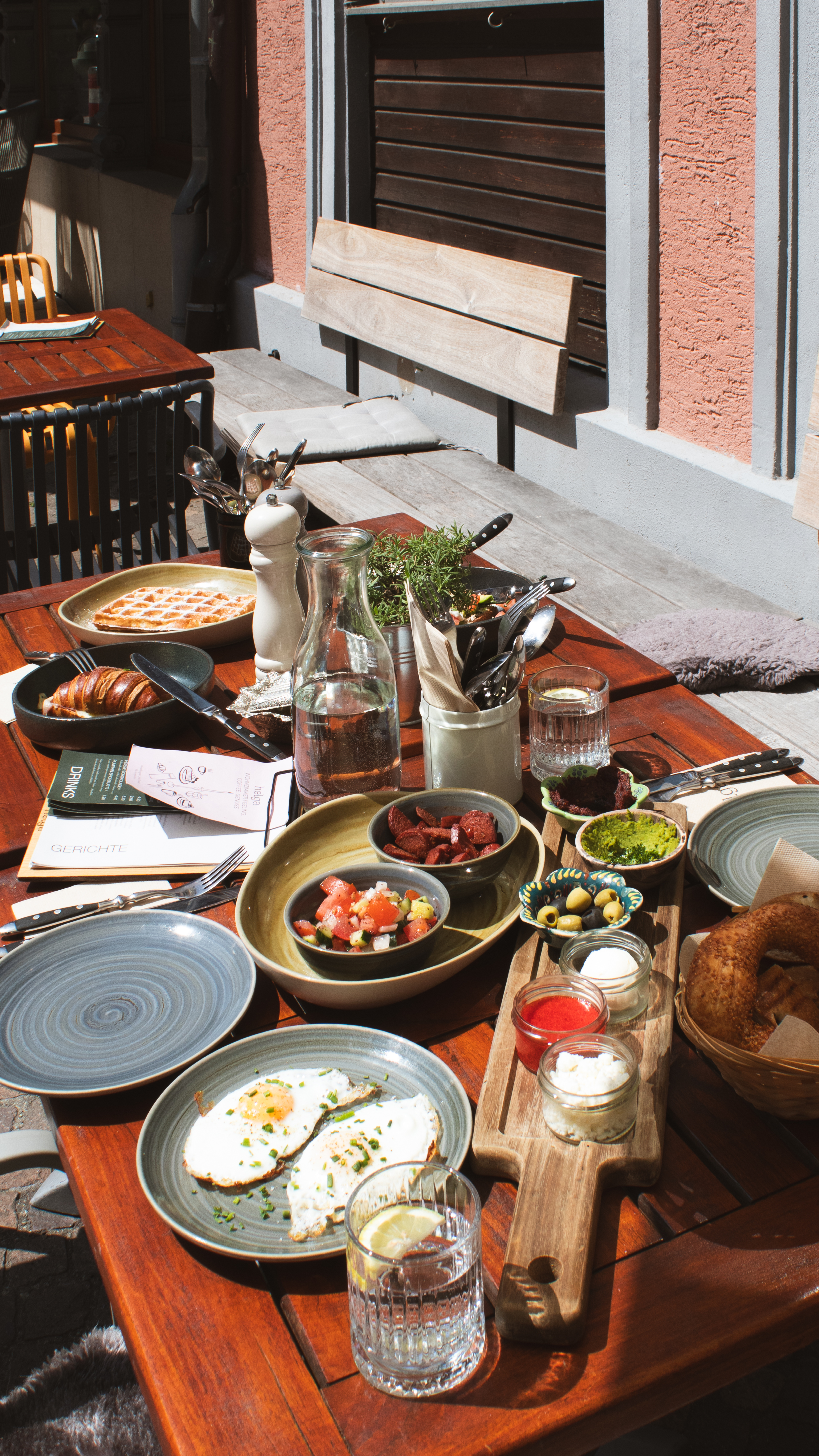 Gedeckter Frühstückstisch auf der Terrasse